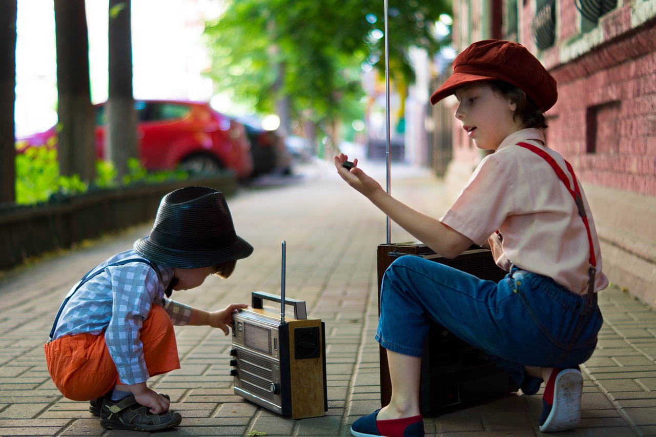 boy, radio, retro-2861417.jpg